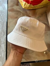 Cappeino prada