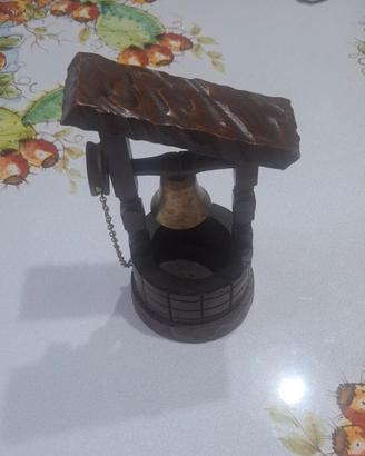 Pozzo dei desideri in legno intagliato