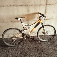Mountain bike usata pochissime volte