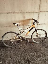 Mountain bike usata pochissime volte