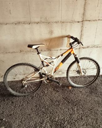 Mountain bike usata pochissime volte