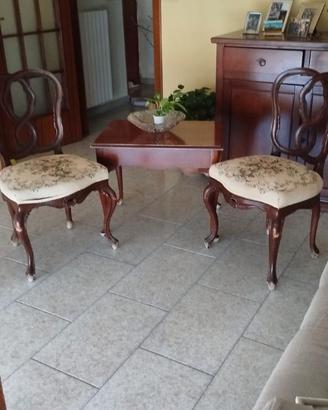 Salottino con 2 sedie antiche e tavolino