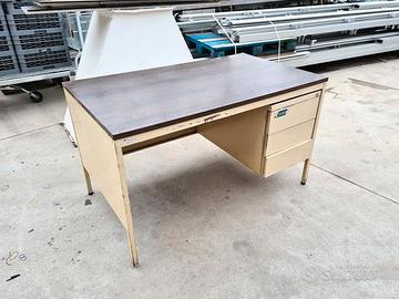 scrivania da casa con cassettiera usata