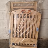 Lettino in legno per bimba