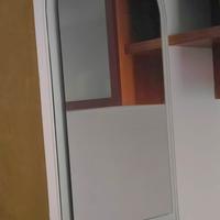 Specchio da parete con consolle in vetro curvato