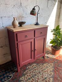 mobile rosso restaurato in legno