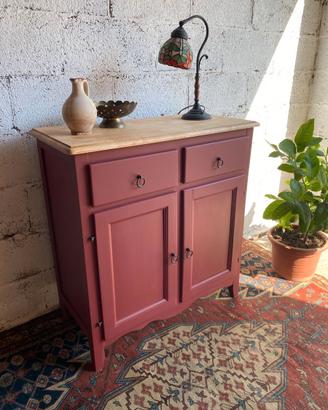 mobile rosso restaurato in legno