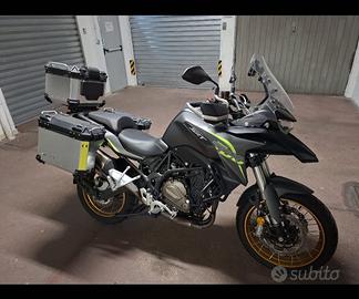 Moto QJ SRT 700X