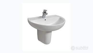 Lavandino bagno con copri sifone