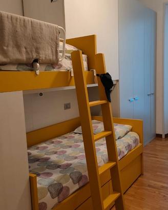 camera ragazzi letto a castello e angolo studio