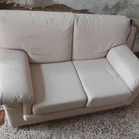 Divano - tavolo con panche - vetrinetta