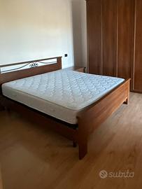 Struttura letto matrimoniale in legno