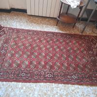 quadri antichi,tappeto e lampada 