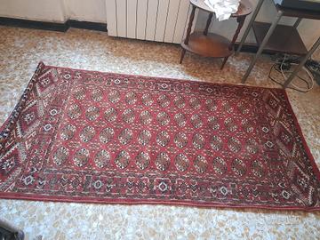 quadri antichi,tappeto e lampada 