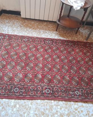 quadri antichi,tappeto e lampada 