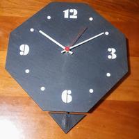Orologio ottagonale in ardesia con pendolo.