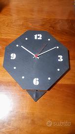 Orologio ottagonale in ardesia con pendolo.