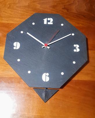 Orologio ottagonale in ardesia con pendolo.