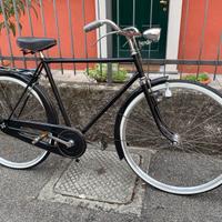 Bici da uomo nera con freni a bacchetta perfetta