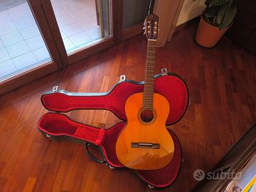 chitarra classica e custodia rigida