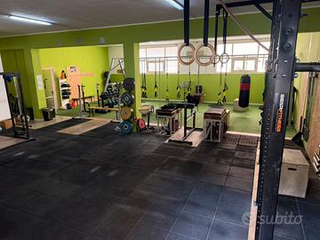 Locale artigianale 200 mq con 2 bagni e spogliatoi