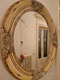 Specchio ovale in noce con decorazioni shabby  chi