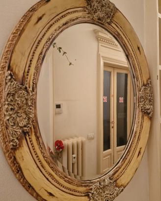 Specchio ovale in noce con decorazioni shabby  chi