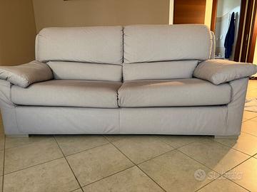 divano 3 posti con seduta stretta