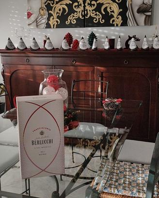 Tavolo, sedie e letto