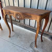 Un mobile  due sedie tre sgabelli