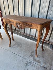 Un mobile  due sedie tre sgabelli