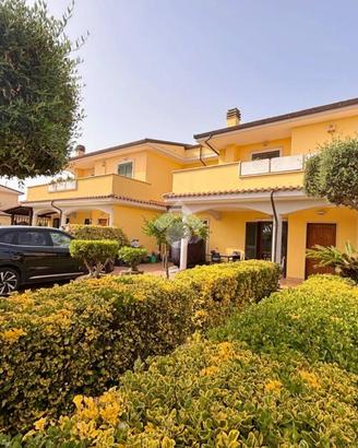 VILLA A SCHIERA A ANZIO