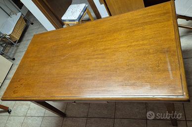 Tavolo con cassetto in legno