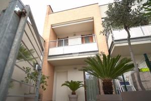 VILLA A SCHIERA A SAN GIOVANNI LUPATOTO