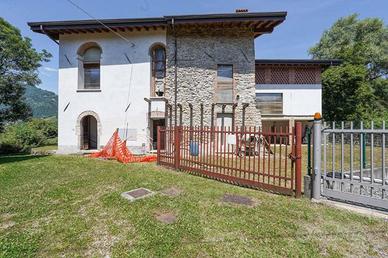 Casa indipendente di 291 m² con più di 5 locali a 