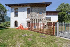Casa indipendente di 291 m² con più di 5 locali a 