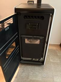 stufa/ caldaia  con produzione acqua calda sani.