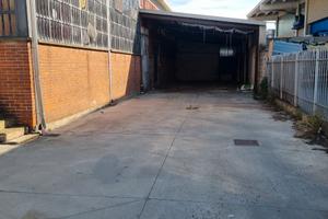 Capannone 400 mq con cortile