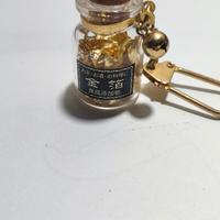 Bottiglia di vetro con foglie d'oro 