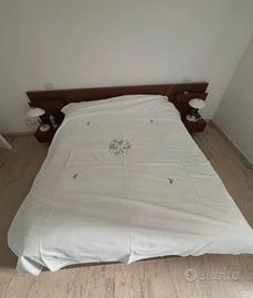 Copriletto ricamato a mano vintage