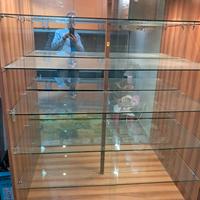 bacheca in vetro con luci