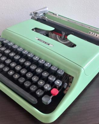 Olivetti Lettera 22 – Macchina da scrivere vintage