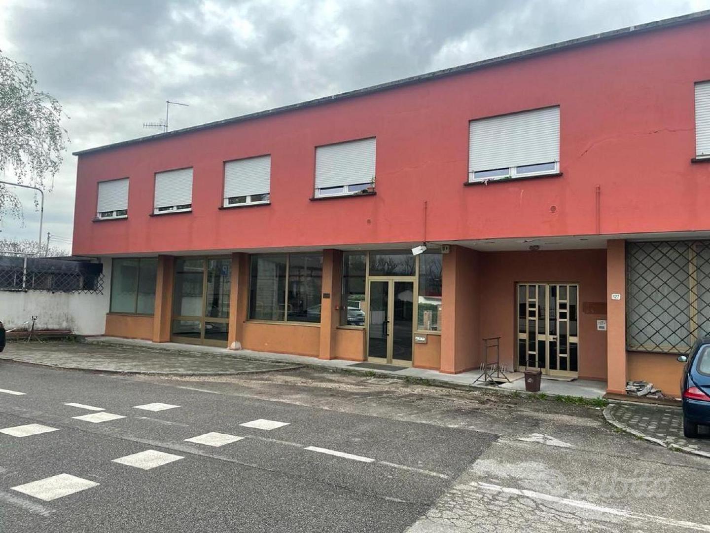 AMPIO CAPANNONE CON UFFICI - Vista 4