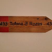 Segale CAI per la Tofana di Rozes in legno vecchio