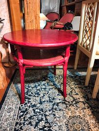 tavolo lato divano in rattan e ripiano in paglia .