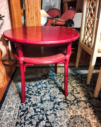 tavolo lato divano in rattan e ripiano in paglia .