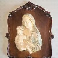 capezzale ligneo con Madonna a rilievo in ceramica