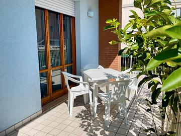 Trilocale con terrazzo posto auto a 150m dal mare