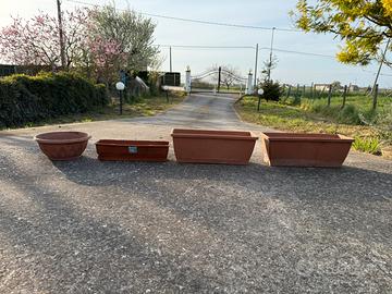 4 Vasi in plastica con sottovaso