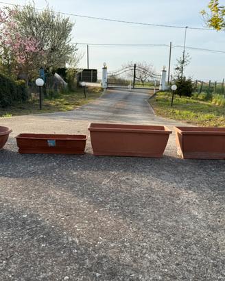 4 Vasi in plastica con sottovaso